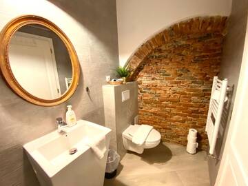 Фото номера Улучшенный номер с кроватью размера «king-size» Отель Lumiere House Sibiu г. Сибиу 3