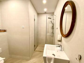 Фото номера Номер с кроватью размера «king-size» Отель Lumiere House Sibiu г. Сибиу 4