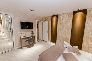 Фото номера Номер с кроватью размера «king-size» Отель Lumiere House Sibiu г. Сибиу 7
