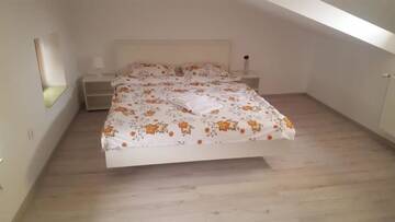 Фото номера Small Double Room  with Shared Bathroom Гостевой дом Carul cu Flori г. Сибиу 2