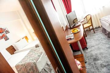 Фото номера Двухместный номер с 2 отдельными кроватями Отель Hotel Parc Sibiu г. Сибиу 9