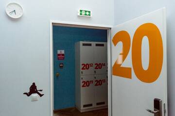 Фото номера Кровать в в общей спальне смешанного типа с 20 кроватями Хостелы B13 Hostel г. Сибиу 7