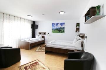 Фото номера Трехместный номер с балконом Гостевой дом Casa Micu г. Сибиу 3