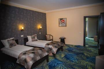 Фото номера Семейный люкс с 2 спальнями Отель Hotel Stefani г. Сибиу 6