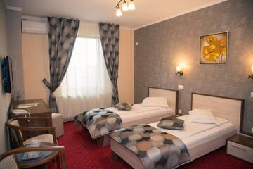 Фото номера Двухместный номер с 2 отдельными кроватями Отель Hotel Stefani г. Сибиу 3