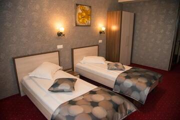 Фото номера Двухместный номер с 2 отдельными кроватями Отель Hotel Stefani г. Сибиу 5