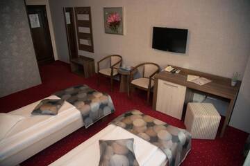 Фото номера Двухместный номер с 2 отдельными кроватями Отель Hotel Stefani г. Сибиу 6