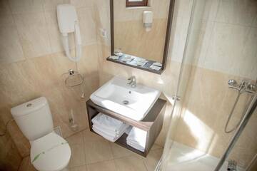 Фото номера Семейный люкс с 2 спальнями Отель Hotel Stefani г. Сибиу 16