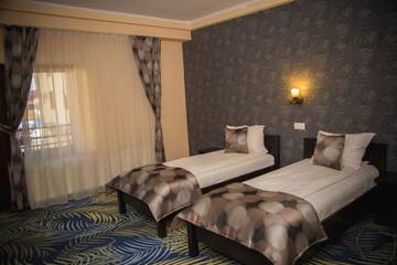 Фото номера Семейный люкс с 2 спальнями Отель Hotel Stefani г. Сибиу 2