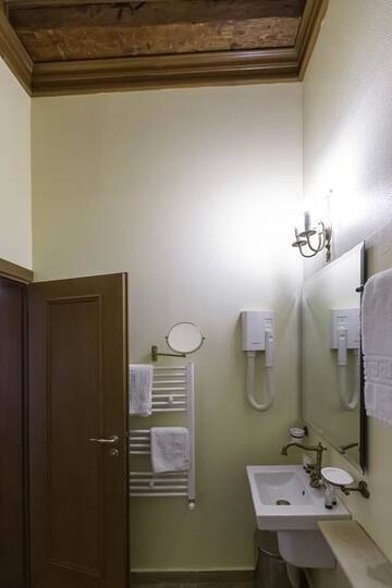 Фото номера Двухместный номер с 2 отдельными кроватями Отель Hotel Am Ring г. Сибиу 7