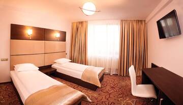Фото номера Двухместный номер с 2 отдельными кроватями Отель Hotel Bliss г. Сибиу 4