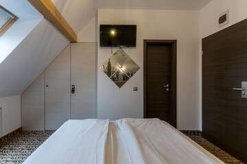 Фото номера Двухместный номер с 1 кроватью - Мансарда Отель Hotel Bliss г. Сибиу 2