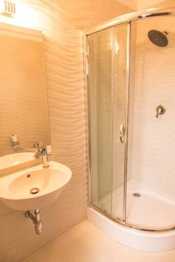 Фото номера Двухместный номер с 2 отдельными кроватями Отель Hotel Bliss г. Сибиу 10