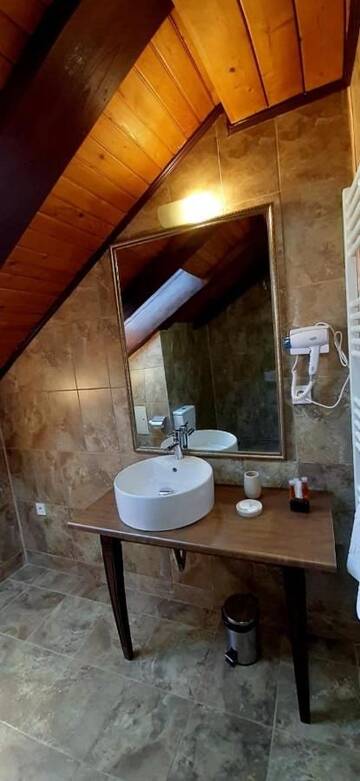 Фото номера Стандартный номер с кроватью размера &quot;king-size&quot; Гостевой дом Gasthof Clara г. Сибиу 3