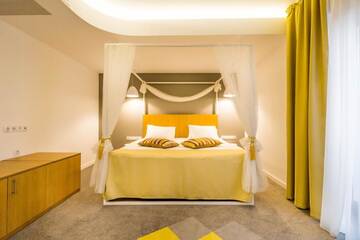 Фото номера Люкс с 1 спальней и балконом Отель Horeum Boutique Hotel г. Сибиу 2