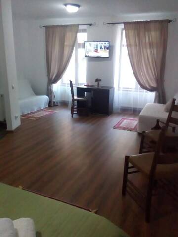 Фото номера Улучшенный трехместный номер Гостевой дом Pensiunea Central Sibiu г. Сибиу 7