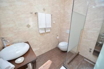Фото номера Суперлюкс с кроватью размера &quot;king-size&quot; Отель Noblesse Boutique Resort г. Сибиу 11