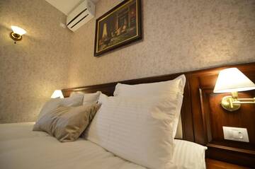Фото номера Суперлюкс с кроватью размера &quot;king-size&quot; Отель Noblesse Boutique Resort г. Сибиу 12