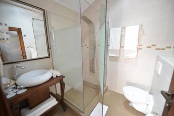 Фото номера Суперлюкс с кроватью размера &quot;king-size&quot; Отель Noblesse Boutique Resort г. Сибиу 17