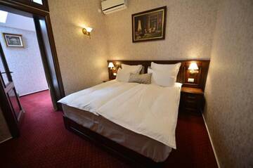 Фото номера Суперлюкс с кроватью размера &quot;king-size&quot; Отель Noblesse Boutique Resort г. Сибиу 14