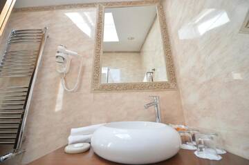 Фото номера Суперлюкс с кроватью размера &quot;king-size&quot; Отель Noblesse Boutique Resort г. Сибиу 15