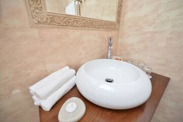 Фото номера Суперлюкс с кроватью размера &quot;king-size&quot; Отель Noblesse Boutique Resort г. Сибиу 16
