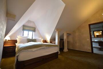 Фото номера Стандартный двухместный номер в мансарде Отель Noblesse Boutique Resort г. Сибиу 5