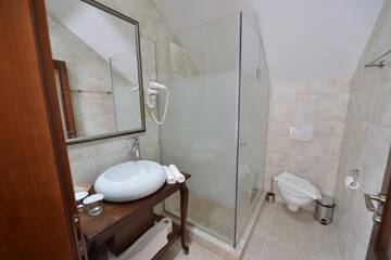 Фото номера Стандартный двухместный номер в мансарде Отель Noblesse Boutique Resort г. Сибиу 2