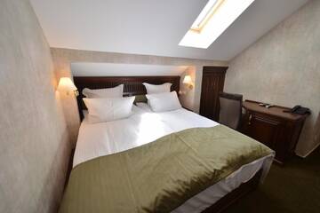 Фото номера Стандартный двухместный номер в мансарде Отель Noblesse Boutique Resort г. Сибиу 3
