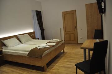 Фото номера Номер с кроватью размера «king-size» Гостевой дом 4Rooms Central Sibiu г. Сибиу 10