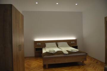 Фото номера Номер с кроватью размера «king-size» Гостевой дом 4Rooms Central Sibiu г. Сибиу 7