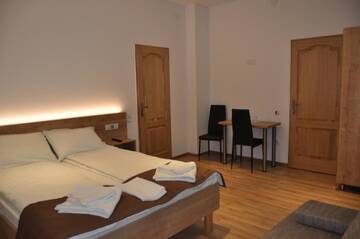 Фото номера Номер с кроватью размера «king-size» Гостевой дом 4Rooms Central Sibiu г. Сибиу 5