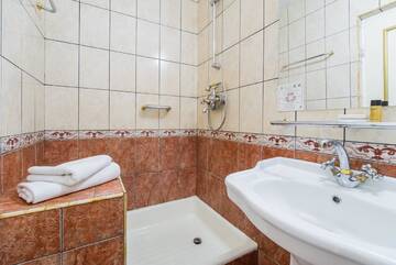 Фото номера Улучшенный двухместный номер с 2 отдельными кроватями Отель Hotel Imparatul Romanilor г. Сибиу 2