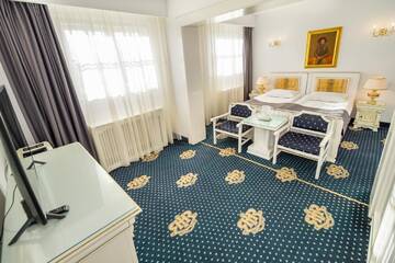 Фото номера Улучшенный двухместный номер с 2 отдельными кроватями Отель Hotel Imparatul Romanilor г. Сибиу 3