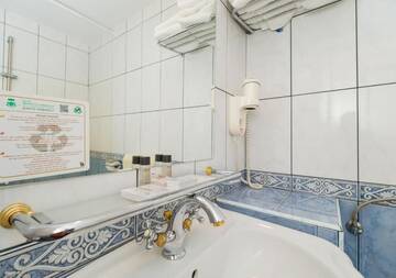 Фото номера Номер с кроватью размера «queen-size» Отель Hotel Imparatul Romanilor г. Сибиу 5
