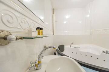 Фото номера Полулюкс Делюкс Отель Hotel Imparatul Romanilor г. Сибиу 6
