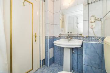 Фото номера Номер с кроватью размера «queen-size» Отель Hotel Imparatul Romanilor г. Сибиу 6