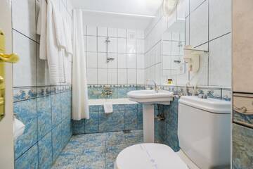Фото номера Двухместный номер с 2 отдельными кроватями Отель Hotel Imparatul Romanilor г. Сибиу 3