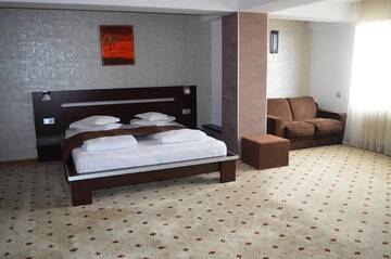Фото номера Улучшенный двухместный номер с 1 кроватью Отель Hotel Premier г. Сибиу 2