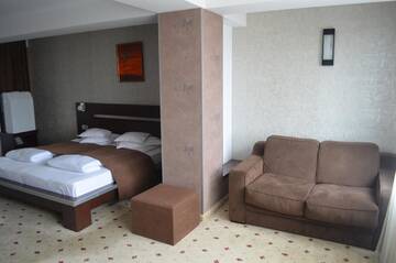 Фото номера Трехместный номер Отель Hotel Premier г. Сибиу 5