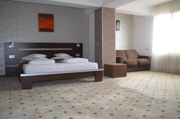 Фото номера Трехместный номер Отель Hotel Premier г. Сибиу 7