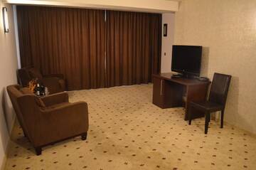 Фото номера Люкс с 1 спальней Отель Hotel Premier г. Сибиу 3