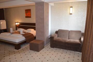 Фото номера Трехместный номер Отель Hotel Premier г. Сибиу 3