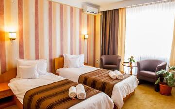 Фото номера Двухместный номер с 2 отдельными кроватями Отель Hotel Class Hermannstadt г. Сибиу 2
