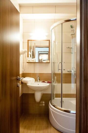 Фото номера Двухместный номер с 2 отдельными кроватями Отель Hotel Class Hermannstadt г. Сибиу 4