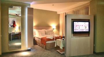 Фото номера Номер Делюкс с кроватью размера «king-size» Отель Hotel Golden Tulip Ana Tower Sibiu г. Сибиу 6