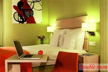 Фото номера Стандартный номер с кроватью размера &quot;king-size&quot; Отель Hotel Golden Tulip Ana Tower Sibiu г. Сибиу 8