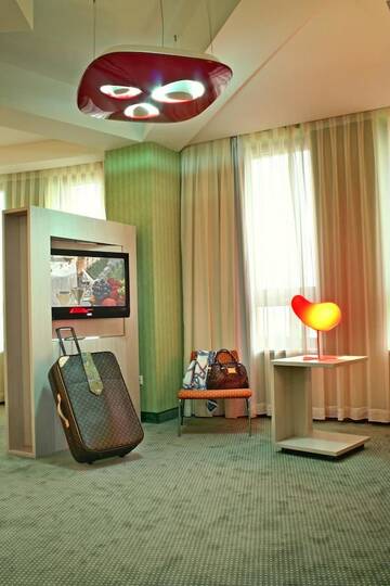 Фото номера Представительский номер с кроватью размера «king-size» Отель Hotel Golden Tulip Ana Tower Sibiu г. Сибиу 5
