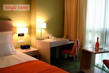 Фото номера Стандартный номер с кроватью размера &quot;queen-size&quot; Отель Hotel Golden Tulip Ana Tower Sibiu г. Сибиу 4
