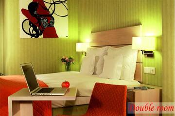 Фото номера Стандартный номер с кроватью размера &quot;king-size&quot; Отель Hotel Golden Tulip Ana Tower Sibiu г. Сибиу 4
